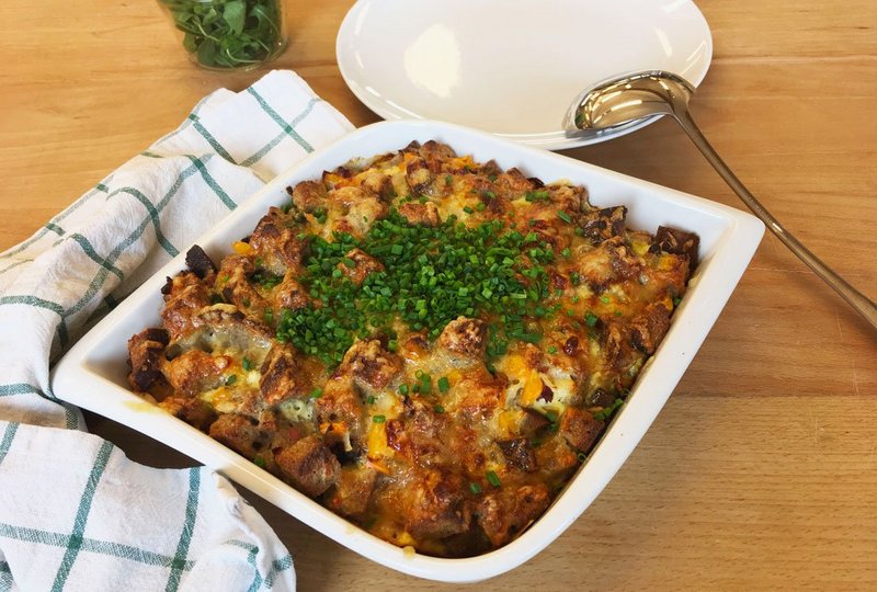 Brot-Auflauf, altes Brot in Form mit Käse überstreut