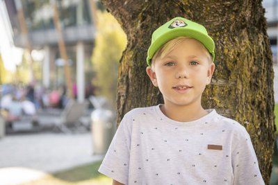 Junge mit Haubis Kappe 
